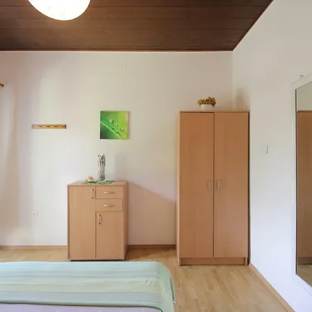 Apartment Mare Sub Baska Voda
